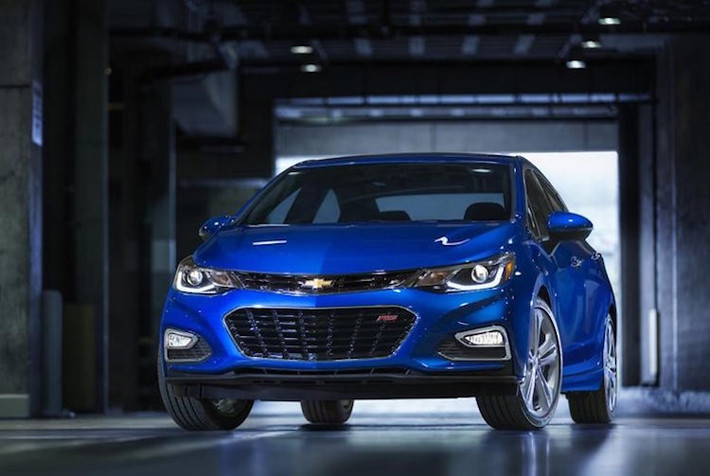 Chevrolet Cruze thế hệ mới sẽ có 2 lựa chọn động cơ xăng tại Trung Quốc. Trong đó, các phiên bản cao cấp sẽ sử dụng động cơ xăng 1.4l tăng áp với công suất 147 mã lực và mô-men xoắn cực đại 240 Nm. Ngoài ra xe còn có tùy chọn máy 1.5l nạp khí tự nhiên giữ nguyên từ thế hệ trước với công suất 112 mã lực và mô-men xoắn 146 Nm.