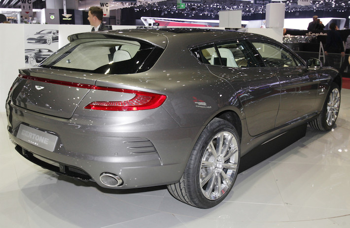Bertone đã lấy một chiếc Aston Martin Rapide và kéo dài mui xe tới gần hết đuôi, khắc phục mọi nhược điểm của chiếc Rapide nguyên bản. Aston Martin Rapide Jet 2+2 có hàng ghế sau rộng rãi hơn nhiều, đồng thời khoang hành lý của xe cũng đủ lớn để cho các chuyến du lịch dài ngày. Chỉ có duy nhất một chiếc Rapide Jet 2+2 được tạo ra dành cho một nhà sưu tập với giá lên tới 1,1 triệu Bảng Anh.