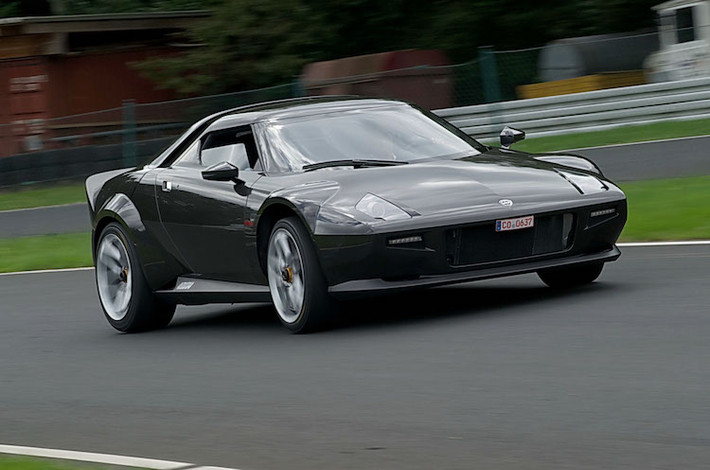 Theo đúng phong cách của Pininfarina, hãng đã mua một chiếc Ferrari 430 Scuderia sau đó rút ngắn chassis bằng nhôm lại, tạo ra một bộ khung phụ bằng thép để gắn động cơ V8 4.3l nạp khí tự nhiên và thiết kế ra thân xe bằng sợi carbon mang phong cách của chiếc Stratos năm xưa. Có hiệu năng vượt chiếc 430 Scuderia về mọi mặt, chiếc Lancia Stratos của Thế kỷ 21 trị giá tới 3 triệu USD khi hoàn thành.