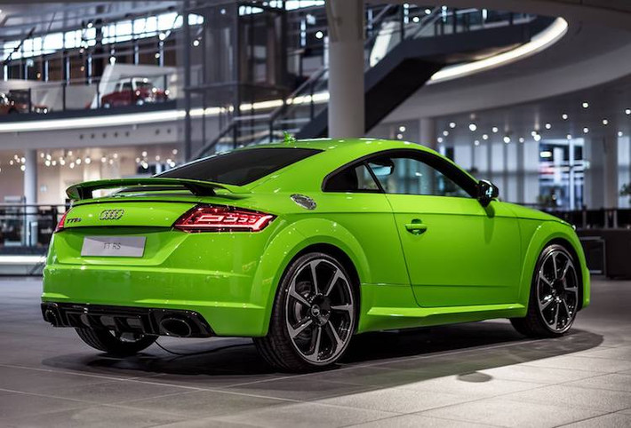 Tại Đức, phiên bản coupe của Audi TT RS có giá 66.400 Euro (tương đương 1,67 tỷ đồng) trong khi bản Roadster có giá 69.200 Euro (tương đương 1,74 tỷ đồng). Tuy nhiên, chiếc xe trong ảnh còn có giá đắt hơn nữa do có nắp ca-pô bằng sợi carbon siêu nhẹ và màu sơn màu xanh lá Lime Green chỉ có thể đặt hàng qua catalog Audi Exclusive.
