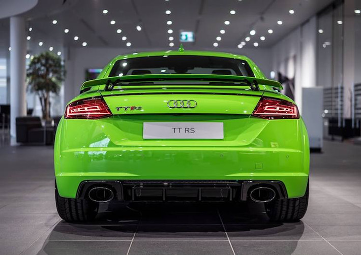 Đặc biệt với TT RS, lần đầu tiên hãng xe Audi ứng dụng công nghệ chiếu sáng OLED ma trận vào đèn hậu của xe. Ngoài ra, chiếc xe còn có cặp ống xả RS thể thao và cánh đuôi gắn cố định phía sau.
