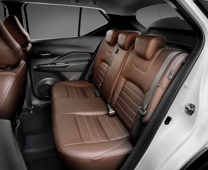Dù có vòm mái theo phong cách xe coupe nhưng Nissan hứa rằng hàng ghế sau của Kicks sẽ rộng nhất trong phân khúc, đồng thời một số hệ thống hỗ trợ người lái như camera 360 độ và hệ thống cảnh báo vật thể chuyển động chưa từng được trang bị cho đối thủ trước đây. Cabin cũng sẽ được cách âm bằng các vật liệu khử ồn dày và gioăng cửa đặc biệt.