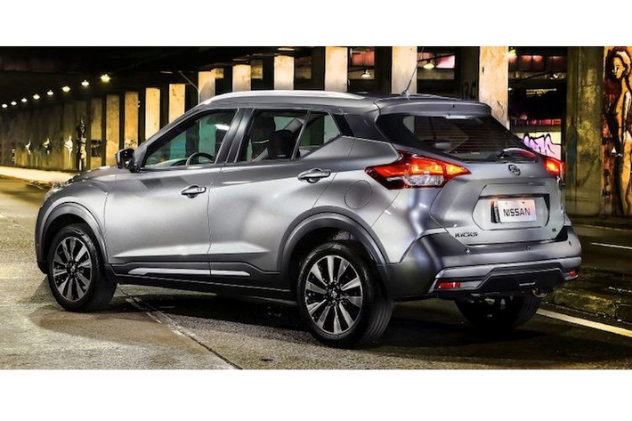 Giống như X-Trail, Kicks cũng có các vòm bánh xe được "điêu khắc" đậm nét, trong khi cột C của xe cũng có nhựa ốp màu đen, tạo cảm giác mui xe đang "nổi" trên các cửa kính bên giống Nissan Murano. Các kích thước D x R x C của Kicks lần ượt là 4295, 1760 và 1590 mm. Chiếc xe có trục cơ sở dai 2610 mm và khoảng sáng gầm khá lớn là 200 mm.