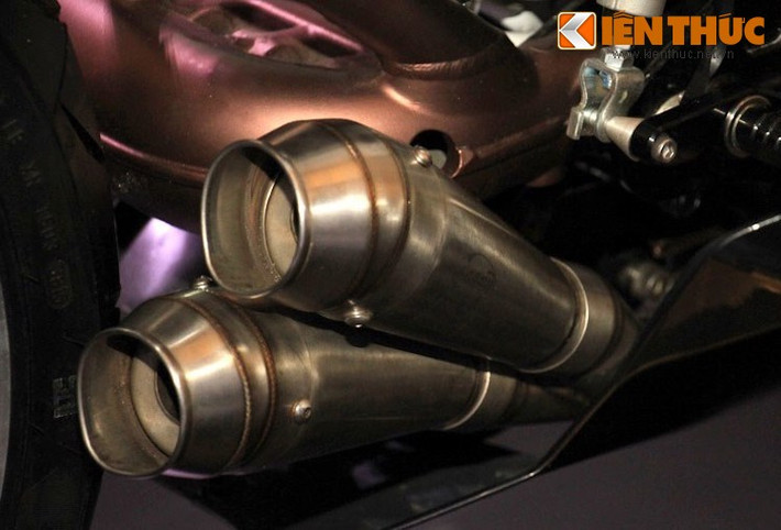 Những thay đổi duy nhất liên quan tới động cơ đó là các bưởng máy đã được mạ chrome bóng bẩy hơn, ấn tượng hơn. Đồng thời cây pô 2 nòng nguyên bản của CBR250RR cũng đã được thay bằng pô inox ngắn chế tạo thủ công.