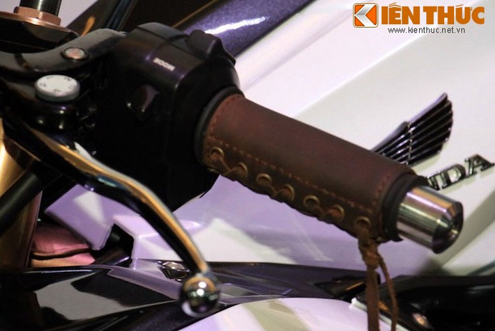 Dù là một mẫu sportbike hiện đại nhưng nhiều chi tiết trên bản độ này lại lấy cảm hứng từ những mẫu xe cổ điển, chẳng hạn như bao tay bằng da với dây rút hay cặp logo nổi cánh chim Honda theo phong cách tả thực đã được hãng sử dụng từ thập niên 60-70 của Thế kỷ 20.
