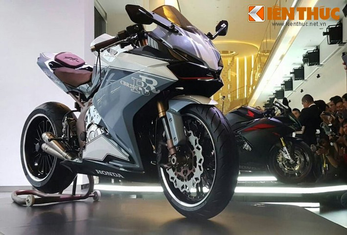Giống như đã từng làm với chiếc Winner 150 tại Malaysia, trong lễ ra mắt chính thức mẫu sportbike phân khối lớn tầm trung Honda CBR250RR mới tại Indonesia vào ngày 25/7/2016, liên doanh Astra Honda cũng đã trưng bày một bản độ cực "khủng" của dòng xe này.