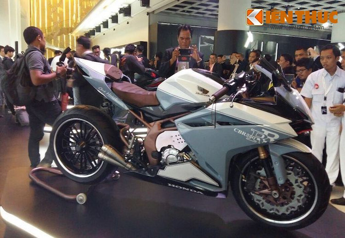 Chiếc Honda CBR250RR độ đầu tiên Thế giới gây ấn tượng ngay từ cái nhìn đầu tiên bởi dàn áo sơn 2 tông màu trắng - xanh lơ. Cách sắp xếp các mảng màu của chiếc xe và dòng chữ CBR250RR trên quây gió hai bên cũng khiến người xem gợi nhớ tới những dòng superbike như MV Agusta F4 hay Ducati Desmosedici từ Ý.