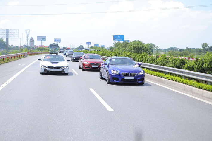 Được biết chú rể của đám cưới này chính là quản trị viên của fanpage BMW Fanclub Việt Nam, chính vì vậy một số thành viên đi xe BMW đã có mặt để cùng tham gia vào đám rước dâu.