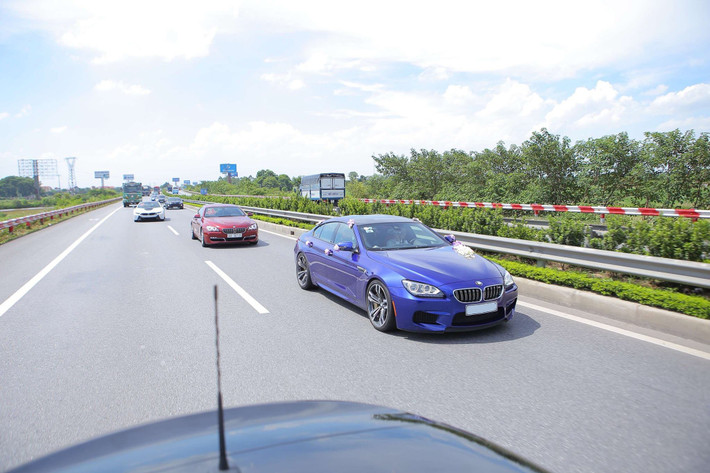 Đặc biệt, chú rể là người trực tiếp chở cô dâu trên chiếc BMW M6 Gran Coupe duy nhất tại Hà Nội. Có màu xanh San Marino Blue, đây là một trong những chiếc M6 Gran Coupe hiếm hoi tại Việt Nam.