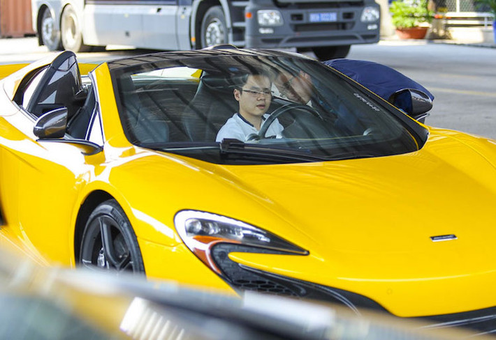 Kể từ đó tới tháng 5/2015, Phan Thành không mua thêm siêu xe nào cho tới khi "rinh" về nhà chiếc McLaren 650S Spider với giá khoảng 20 tỷ đồng. Đây cũng là mẫu xe đánh dấu thời điểm anh bắt đầu "vung tiền" mua siêu xe với tốc độ "chóng mặt" trước thời điểm thuế tiêu thụ đặc biệt mới chính thức được áp dụng.