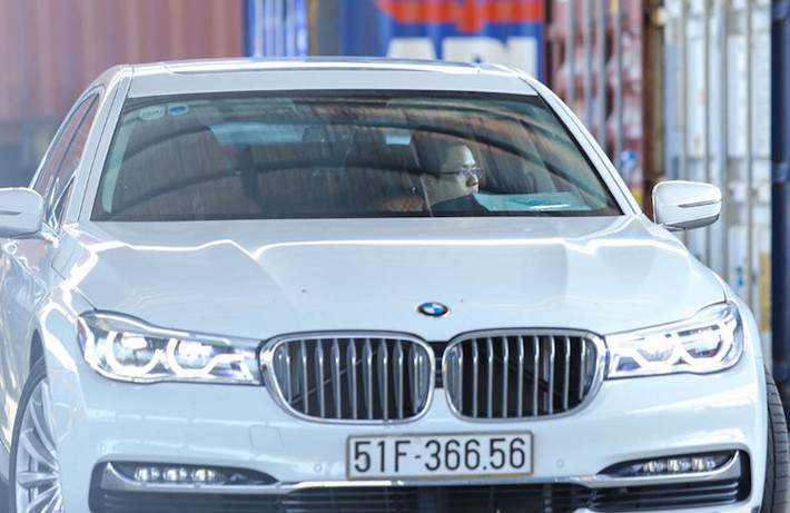 Cũng trong tháng 11/2015, Phan Thành đã "tậu" một chiếc sedan hạng sang "rẻ tiền" hơn là BMW 740Li thế hệ mới. Điều đặc biệt đó là anh đã đưa chiếc xe này về nhà vào thời điểm BMW chưa giới thiệu chính thức 7 Series thế hệ mới tại Việt Nam.
