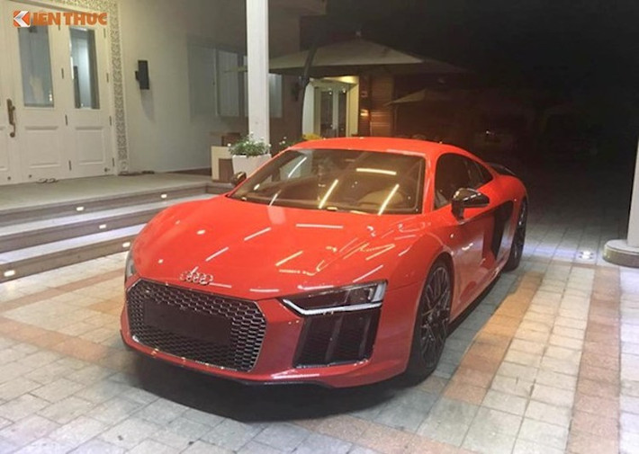 Chỉ 11 ngày sau khi mua chiếc Rolls-Royce, Phan Thành đã ngay lập tức mua thêm một chiếc Audi R8 V10 Plus thế hệ mới nhất. Dù mua sau ngày 1/7 nhưng do chiếc xe này đã được nhập vào Việt Nam trước đó nên Phan Thành đã mua "rẻ" được chiếc R8 với giá khoảng 12 tỷ đồng.