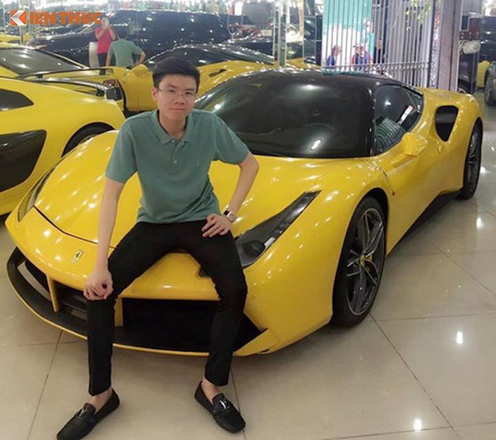 Cũng vào đầu tháng 7/2016, cậu em trai của Phan Thành là Phan Hoàng cũng đã được gia đình tặng cho một chiếc Ferrari 488 GTB nhân dịp tốt nghiệp. Điều đáng kinh ngạc hơn, chỉ sau khoảng 10 ngày, chiếc siêu xe Ferrari 488 GTB được định giá khoảng 16 tỷ đồng của em trai Phan Thành đã có biển trắng để tự do dạo phố, trong khi các siêu xe khác phải mất hàng tháng mới được mang biển trắng.