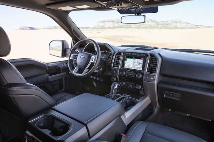 Bên trong nội thất, F150 Raptor cũng được thiết kế các chi tiết góc cạnh, mạnh mẽ và đầy đủ tiện nghi. Do có trục cơ sở lớn hơn, phiên bản cabin có khả năng ngồi 5 người lớn, thay vì chỉ chở được 2 người như bản cabin đơn.
