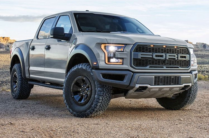 Thay vì sử dụng cỗ máy V8 6.2l như thế hệ trước, F150 Raptor SuperCrew mới được trang bị động cơ V6 3.5l EcoBoost tăng áp kép hoàn toàn mới, với sức mạnh dự đoán sẽ còn lớn hơn con số 411 mã lực của bản V8 cũ. Hiện một số nguồn tin cho biết công suất của xe sẽ đạt 450 mã lực và F150 Raptor sẽ kèm theo 6 chế độ lái khác nhau.