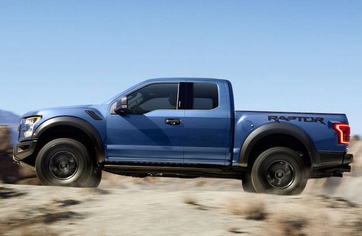 So với những chiếc F150 bình thường, các phiên bản F150 Raptor đều có những nâng cấp ngoại thất bao gồm bộ vành lốp offroad, hệ thống treo cao hơn cùng phần đầu và đuôi xe với kích thước hầm hố.
