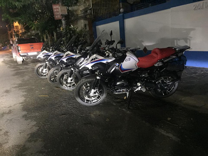 Hiện tại, sự việc vẫn chưa rõ ràng chủ cửa hàng nhập khẩu BMW R1200GS Iconic đúng hay Facebooker kia đúng, nhưng qua vụ này, những người chơi xe môtô tại Việt Nam lại bắt dầu dấy lên mối nghi ngờ về một số cơ sở nhập khẩu xe phân khối lớn đã tìm cách "nâng đời" các phiên bản xe bình thường thành bản đặc biệt với số lượng giới hạn, nhằm lừa khách hàng để thu tiền chênh lệch. Báo điện tử Kiến Thức sẽ tiếp thục thông tin đến bạn đọc.