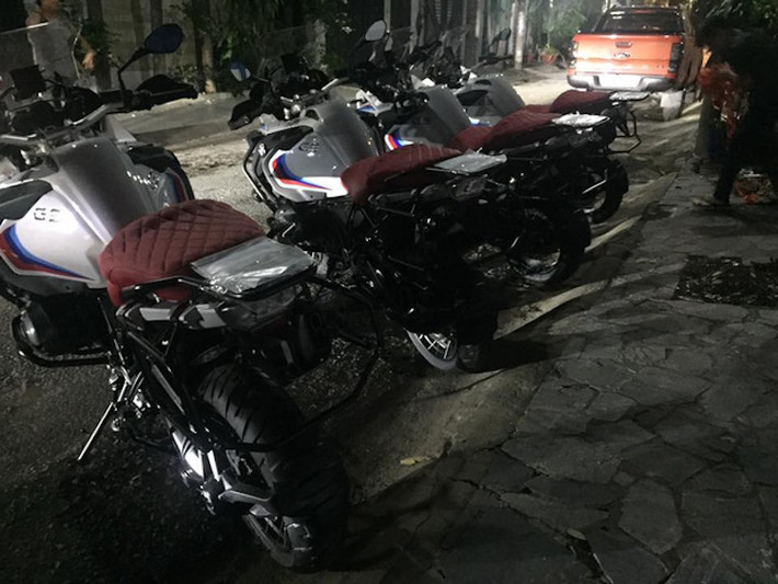 So với các phiên bản bình thường, BMW R1200GS Iconic đều có màu sơn trắng với họa tiết theo phong cách xe đua Dakar của BMW trong thập niên 80. Ngoài ra, chúng còn có yên xe màu đỏ chần chỉ vân kim cương có logo Iconic 100, được đánh số thứ tự trên tem hông xe và trang bị sẵn hệ thống hỗ trợ chuyển số Gear Shift Assist Pro.