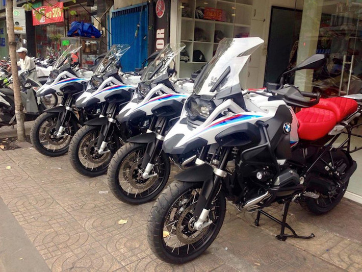 Được ra mắt vào tháng 2/2016 vừa qua, mẫu xe BMW R1200GS Iconic là một trong 4 mẫu xe BMW có phiên bản đặc biệt, sản xuất giới hạn với số lượng 100 chiếc để kỷ niệm 100 năm ngày thành lập của hãng xe BMW.