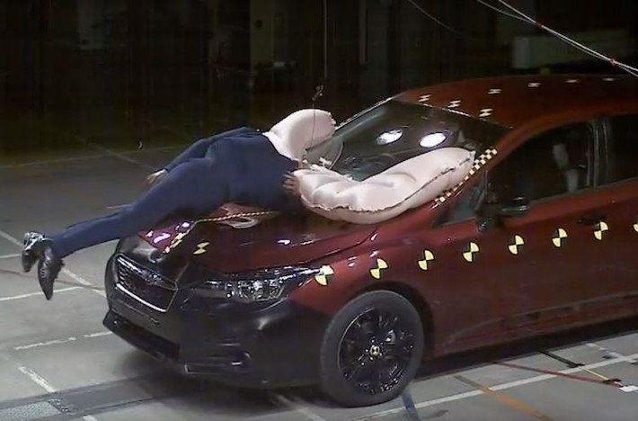 Khi được bán ra, nhiều khả năng Impreza 2017 sẽ trở thành chiếc xe compact an toàn nhất Thế giới khi mọi phiên bản từ thấp tới cao đều được trang bị sẵn hệ thống túi khí bên ngoài dành cho người đi bộ. Hệ thống EyeSight nêu trên cũng sẽ được trang bị cho tất cả các phiên bản, cùng với một số tùy chọn như hệ thống cảnh báo va chạm phía sau, đèn pha chủ động...