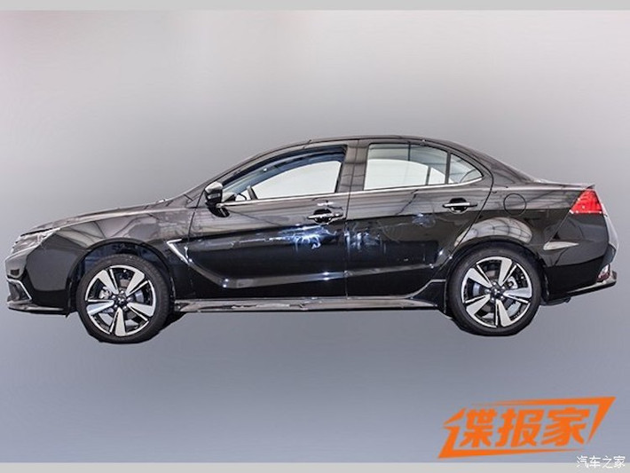 Ở hai bên thân xe, những thay đổi trên Lancer cũng không chỉ dừng lại ở bộ mâm đúc 5 cánh phay kim loại mới. Mitsubishi đã bổ sung cho chiếc xe một đường dập nổi kéo dài từ vè trước tới cửa sau của xe, đồng thời vát góc nhẹ kính ở cửa sau.