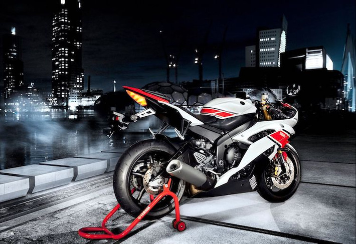 R6 là chiếc sportbike 600 cc đầu tiên có công suất vượt quá mốc 100 mã lực ngay khi rời khỏi nhà máy. Nó đã xóa nhoà khoảng cách giữa xe đua và xe dân dụng. Mỗi thế hệ R6 lại góp phần nâng các tiêu chuẩn cho dòng 600 cc lên một nấc mới. Nhờ R6, Yamaha đã luôn đi trước các đối thủ trong cả một thập kỷ.
