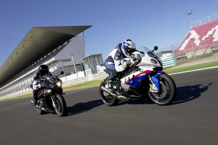 Mọi việc đã thay đổi khi BMW ra mắt S1000RR, một "quả tên lửa" 193 mã lực nhằm thẳng vào phân khúc superbike. S1000RR được thiết kế theo phong cách rất "dị", nhưng cả khả năng vận hành lẫn các công nghệ được tích hợp trên nó đều ở một đẳng cấp khác biệt mà các đối thủ phải mất vài năm sau mới có thể bắt kịp.