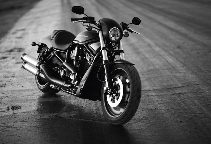 Khi một nhãn hiệu giàu tính lịch sử như Harley Davidson tạo ra một thứ gì đó khác với những mẫu xe truyền thống của hãng, chắc chắn nó sẽ thu hút được sự chú ý của mọi người, theo một cách tiêu cực. Tuy nhiên khi chiếc V-Rod xuất hiện vào năm 2001, rõ ràng H-D đã có một quyết định đúng đắn. Thế hệ VRSC V-Rod đầu tiên có thiết kế dài, thấp và dữ dằn.