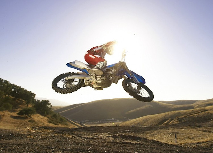 Trong bộ môn đua xe địa hình Motocross, người ta nói rằng những chiếc xe trang bị động cơ 4 thì chỉ là "đồ chơi", chỉ có thể thành công nếu như có dung tích lớn, quá nặng nề và số vòng tua máy thấp. Sau đó Yamaha đã tung ra chiếc YZ250F, và tất cả đều ngạc nhiên khi những chiếc xe 2 kỳ 125 cc trở nên lạc hậu trước nó.