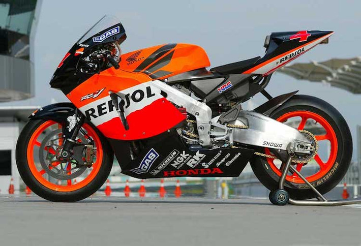 Khi Moto GP chuyển sang sử dụng xe 4 kỳ 990 cc từ loại 2 kỳ 500 cc vào mùa giải 2002, nhiều người hâm mộ đã tỏ ra tiếc nuối. Tuy nhiên khi chiếc RC211V xuất hiện trên đường đua, họ đã hoàn toàn quên điều đó. Chiếc xe đua của Honda nhanh không thể tin nổi, ồn ào, và không dễ để điều khiển khi chưa có những công nghệ hiện đại như hiện nay.
