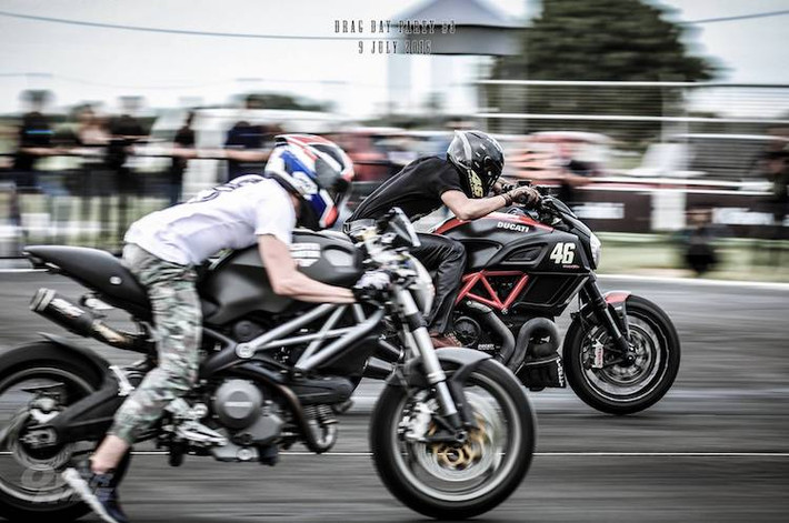 Một cặp thi đấu không "cân sức" giữa Ducati Monster 696 và Ducati Diavel Carbon S Carbon.
