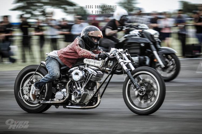 Một chiếc xe Harley-Davidson cổ độ drag với máy Shovelhead "so tài" cùng Honda F6C Valkyrie đời 2016 mới nhất. Tất cả những chiếc xe đều có thể được những người chủ đem ra "đấu" với nhau, dù cho chúng không có bất kỳ điểm chung nào hay hiệu năng tương đương nhau.