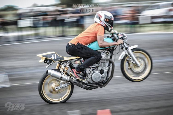 ... Tới những mẫu xe "phân khối nhỡ" như Yamaha SR400 được "đặc chế" để đi đua drag.