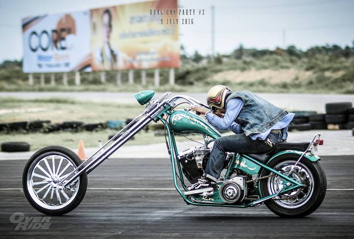 Thậm chí một số "dân chơi" còn đem cả những chiếc xe độ chopper vốn chỉ thường được sử dụng để "chạy thanh cảnh" ra thi đấu trên đoạn đường thẳng.