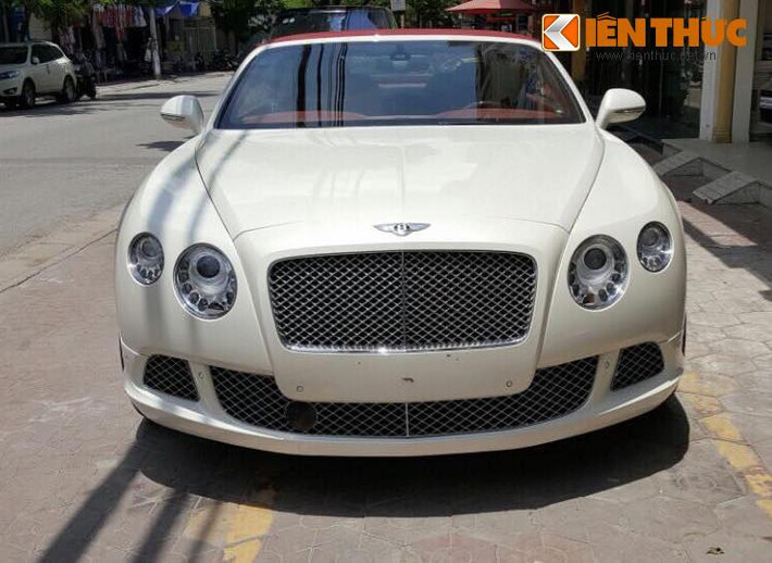 Dù là phiên bản cao cấp nhất của dòng Continental mui trần bình thường nhưng với một số đại gia, chiếc xe siêu sang Bentley Continental GTC W12 vẫn chưa đủ "độc" với họ. Để phục vụ cho thiểu số này, Bentley đã có riêng bộ phận cá nhân hóa Mulliner để tạo ra những chiếc xe 100% theo ý muốn của các khách hàng.