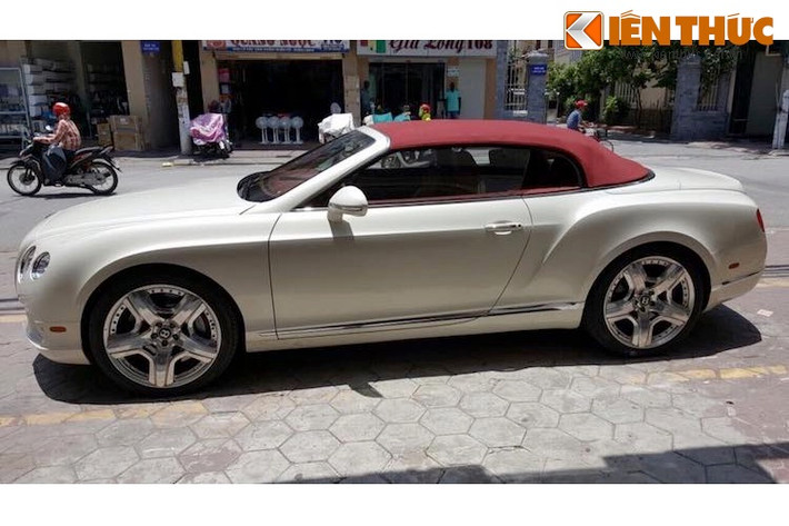 Ở bên ngoài, chiếc Bentley Continental GTC W12 "thửa riêng" bởi Mulliner này hoàn toàn không có điểm gì đặc biệt so với những chiếc GTC W12 khác. Những người tinh ý có thể nhận ra rằng mui xe đã được đặt với màu đỏ trùng màu nội thất.