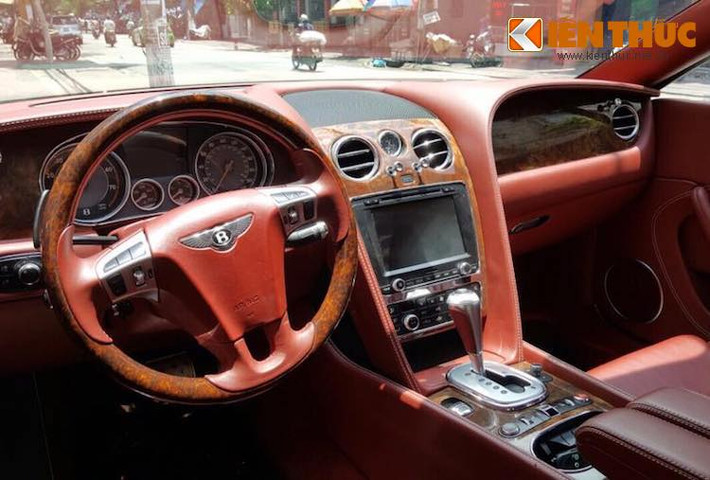 Những thay đổi của Mulliner tập trung hết bên trong nội thất của chiếc xe, sử dụng các loại da cao cấp nhất, kèm theo các chi tiết ốp gỗ quý.
