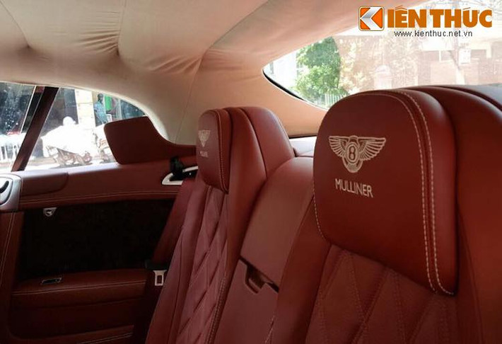 Dấu ấn của chi nhánh cá nhân hóa này được thể hiện trên mỗi tựa đầu của chiếc xe, với dòng chữ Mulliner và logo Bentley được thêu chỉ trắng tương phản với màu nền da đỏ.