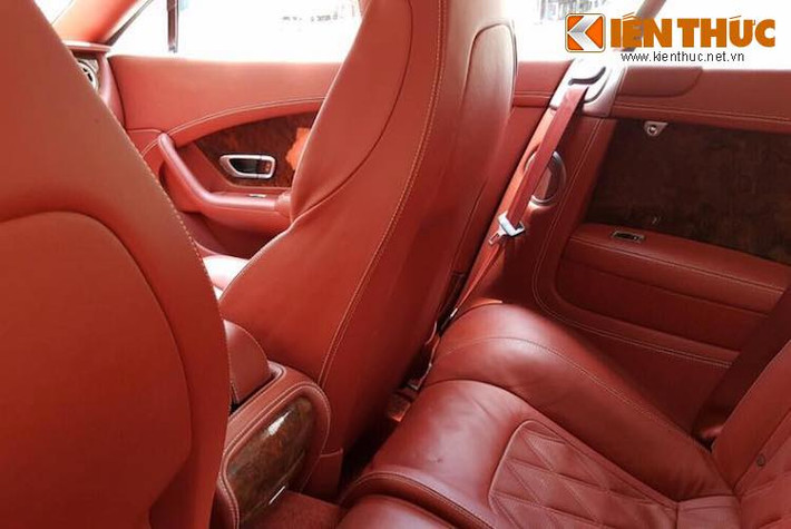 Ngoài các thay đổi nội thất, chiếc Continental GTC W12 Mulliner này vẫn giữ nguyên hệ động lực của các phiên bản thường với khối động cơ W12 6.0l tăng áp kép 616 mã lực, kèm theo hộp số tự động ZF và hệ dẫn động 4 bánh.