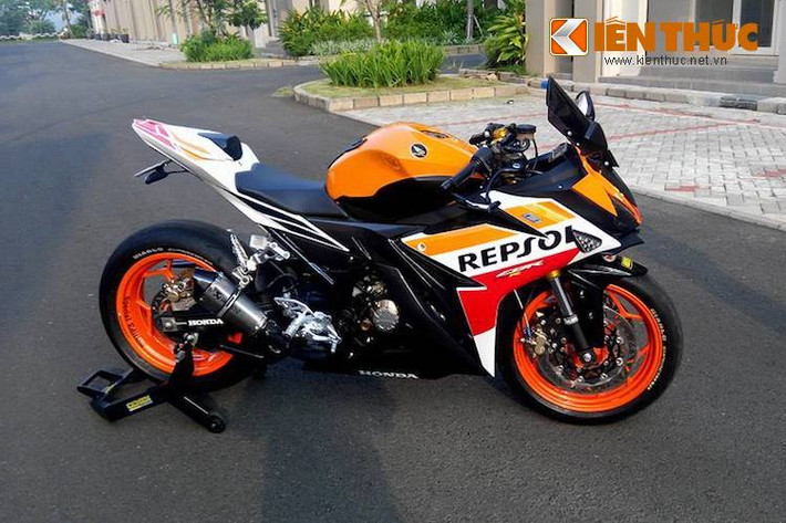 Đi kèm với cặp mâm "khủng" này là những chiếc lốp Pirelli Diablo Supercorsa thường xuyên được sử dụng trên những superbike hàng đầu Thế giới hiện nay, với kích thước lốp trước 120/70/17 và lốp sau lên tới 200/55/17. Pô Akrapovic full system đem tới cho CBR150R tiếng nổ ấn tượng hơn và tương xứng với ngoại hình.