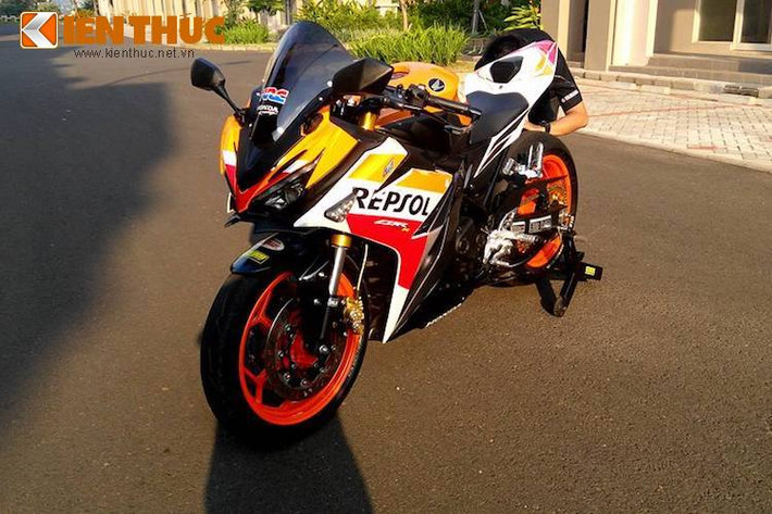 Sau khi độ lại hoàn toàn "dàn chân", chiếc superbike phân khối nhỏ CBR150R đã có ngoại hình mới khỏe khoắn và thể thao hơn như một chiếc siêu môtô thực thụ. Thậm chí so với "đàn anh" CBR1000RR, chiếc xe này vẫn ấn tượng hơn nhờ có kiểu dáng theo phong cách mới.