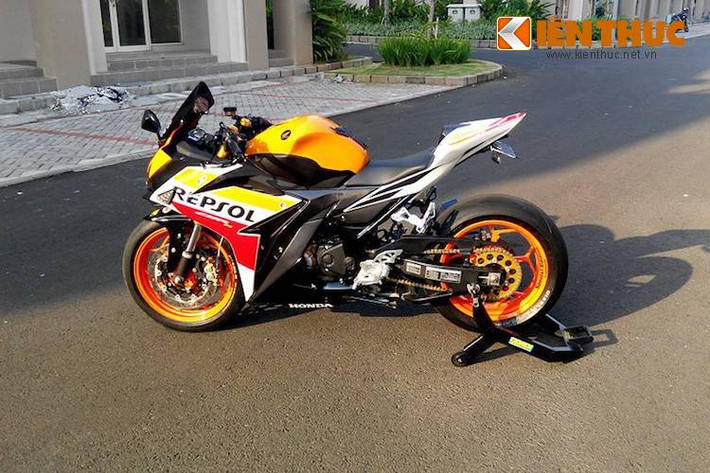 Để có thể lắp được cặp mâm lớn vào chiếc xe, toàn bộ phuộc trước nguyên bản đã bị loại bỏ và thay bằng phuộc Ohlins USD. Trong khi đó, gắp sau của CBR150R cũng đã được thay bằng gắp của chiếc superbike nổi tiếng Yamaha R1 đời 2012.