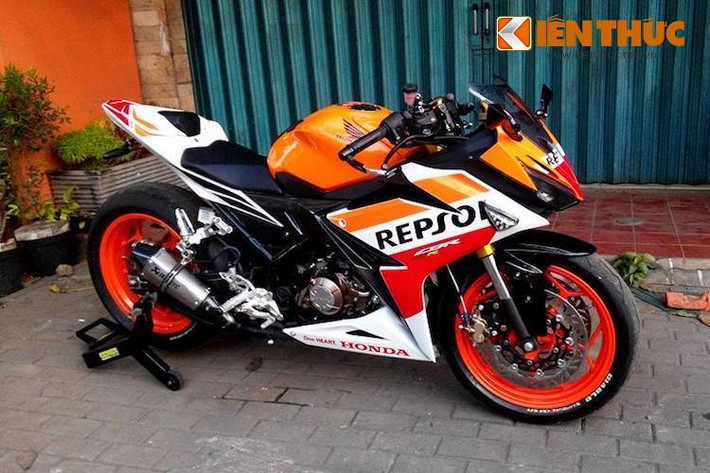 Ra mắt lần đầu vào tháng 2 năm nay tại Indonesia, Honda CBR150R 2016 hoàn toàn mới là một "cuộc cách mạng" về thiết kế so với thế hệ cũ. Trên phiên bản mới nhất này, Honda đã thiết kế kiểu dáng của xe theo hướng góc cạnh và thể thao hơn nhiều, khiến CBR150R trở thành một trong những mẫu sportbike phân khối nhỏ hấp dẫn nhất hiện nay.