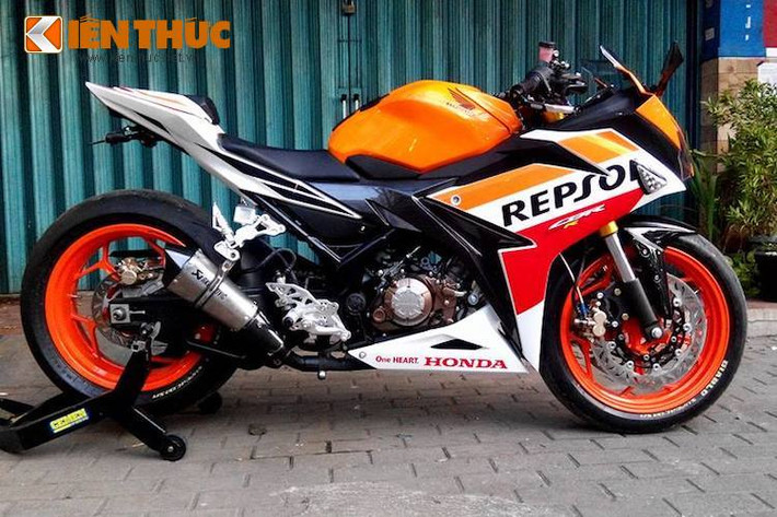 Khắc phục nhược điểm này, một người chơi CBR150R 2016 đã mạnh dạn đầu tư nâng cấp "dàn chân" của chiếc xe, trong khi vẫn giữ nguyên thiết kế vốn đã khá đẹp mắt. Phiên bản CBR150R 2016 được chủ xe lựa chọn cho "dự án" này là bản với tem đấu Repsol bắt mắt nhất.