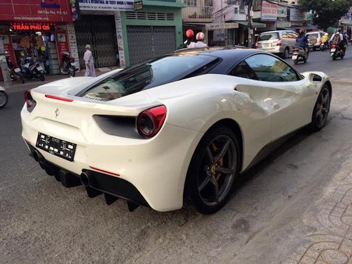 Mặc dù là phiên bản nâng cấp, nhưng kiểu dáng của 488 GTB đã được Ferrari thay đổi khá nhiều so với 488 Italia. Học theo các dòng xe mới của Ferrari như LaFerrari hay F12Berlinetta, 488 GTB cũng sở hữu cản trước mới với các khe hút gió lớn hơn, đèn pha LED kéo dài về phía sau và nắp ca-pô có khe khí động học.