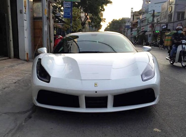 Siêu xe Ferrari 488 GTB màu trắng Bianco Avus của Cường Đô La là chiếc thứ 2 về tới Việt Nam và về cùng một ngày với một chiếc 488 GTB khác có màu đỏ Rosso Corsa. Trên thực tế, trước đây chiếc 488 GTB này đã từng được tin rằng sẽ là chiếc đầu tiên về tới Việt Nam khi chủ của showroom siêu xe nhập khẩu đã hé lộ trước từ tháng 12/2015.