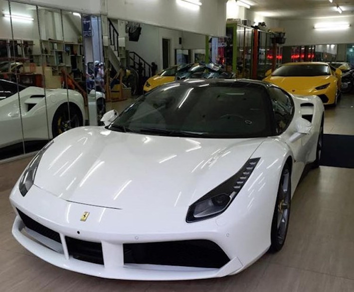 Trước đó, chiếc Lamborghini Huracan biển tứ quý 8 màu vàng của Cường Đô la cũng đã cùng xuất hiện với chiếc Ferrari 488 GTB màu trắng trong một showroom siêu xe ở trung tâm Sài Gòn. Chủ của showroom này cũng đã liên tục đăng những hình ảnh giao chiếc Ferrari và "úp mở" về việc chủ sở hữu của chiếc xe này là Cường Đô La.
