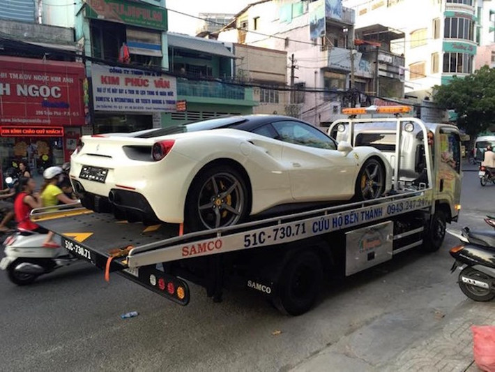 Tại Mỹ, Ferrari 488 GTB có giá 242.000 USD, tương đương với giá 458 thời mới được giới thiệu. Mức giá của Ferrari 488 GTB màu trắng này sẽ không chịu ảnh hưởng từ quyết định thay đổi cách tính thuế TTĐB vừa áp dụng từ 1/7 do đã nhập về Việt Nam từ khá lâu. Để có thể sở hữu chiếc xe, nhiều khả năng Cường Đô La đã phải bỏ ra khoảng 14-15 tỷ đồng.