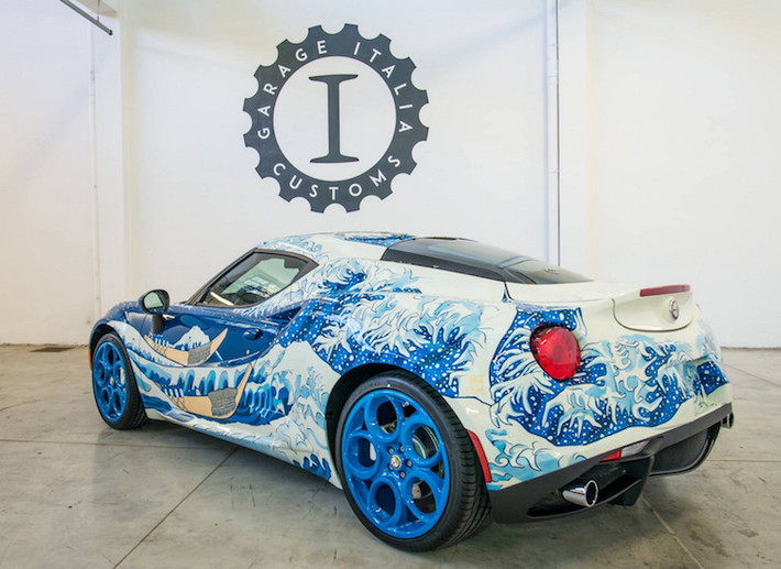 Ngoài nội và ngoại thất "hàng thửa", chiếc Alfa Romeo 4C độ này vẫn giữ nguyên động cơ 1,75 lít tăng áp 4 xi-lanh có công suất 237 mã lực kèm mô-men xoắn cực đại 350 Nm ở giữa, truyền động xuống cầu sau thông qua hộp số sàn 6 cấp.