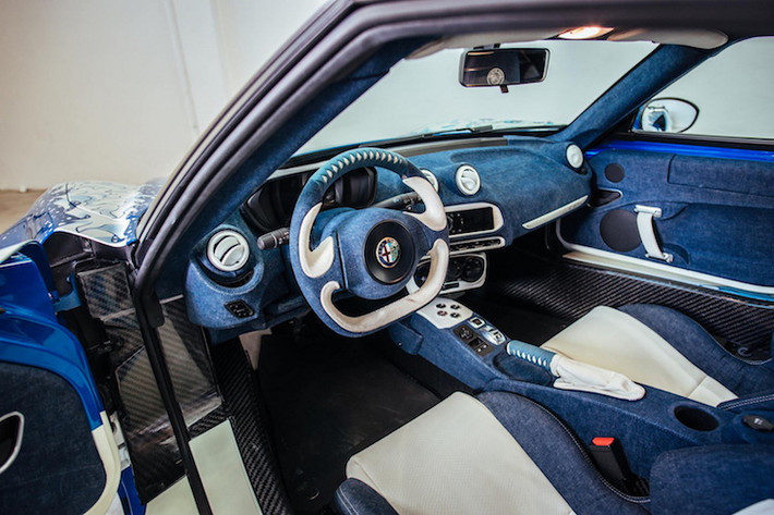 Để tạo sự tương phản với nội thất sang trọng và phong cách, Garage Italia Customs đã cố tình để lộ chassis bằng sợi carbon trần của Alfa Romeo 4C, chỉ sơn bóng sau đó đánh bóng lại.